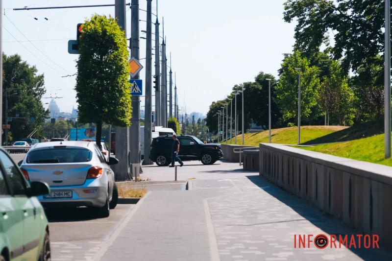 Відео моменту ДТП: у Дніпрі на Слобожанському проспекті Jeep зіткнувся з Кіа, автівки вилетіли на зустрічну смугу, є постраждалі