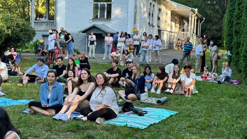 Вінничани слухали «Романтичний джаз в саду» просто неба. Фоторепортаж