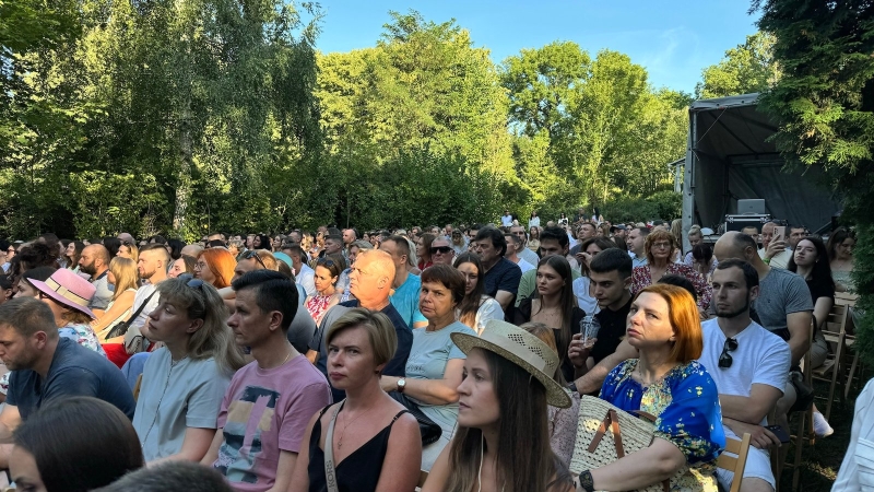 Вінничани слухали «Романтичний джаз в саду» просто неба. Фоторепортаж