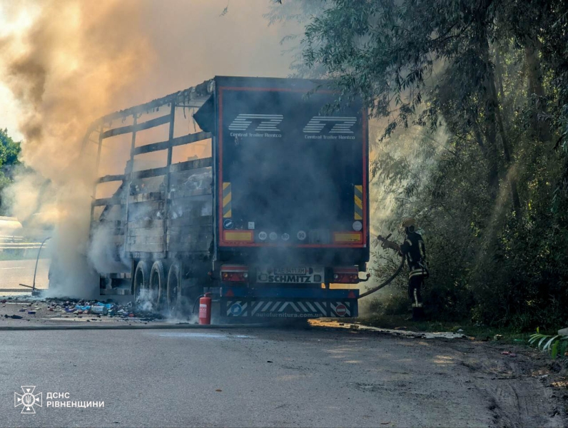 Віз побутову хімію: рятувальники розповіли про пожежу неподалік Рівного (ФОТО/ВІДЕО)