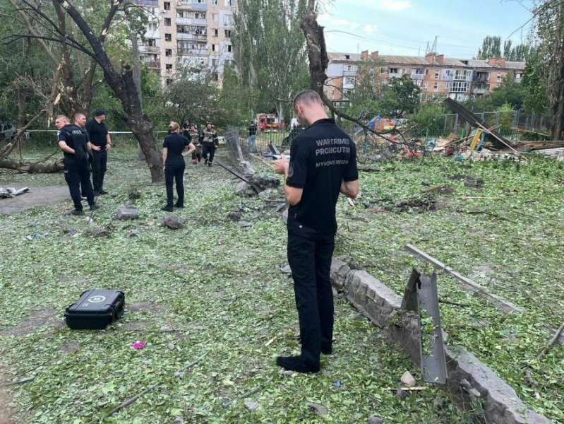 Внаслідок ракетного обстрілу по Миколаєву, троє людей загинули та п'ятеро постраждали, - ФОТО