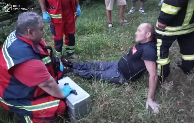 Працівники ДСНС врятували чоловіка, який впав в водойму на Прикарпатті (ФОТО)