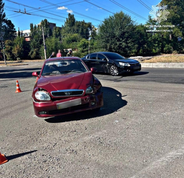 У Запоріжжі два легкових авто потрапили у ДТП на перехресті доріг