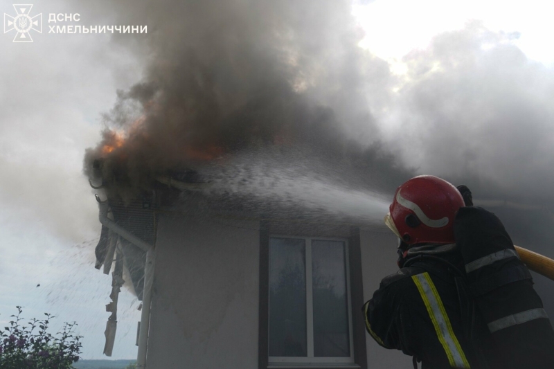 У Хмельницькому районі горів житловий будинок