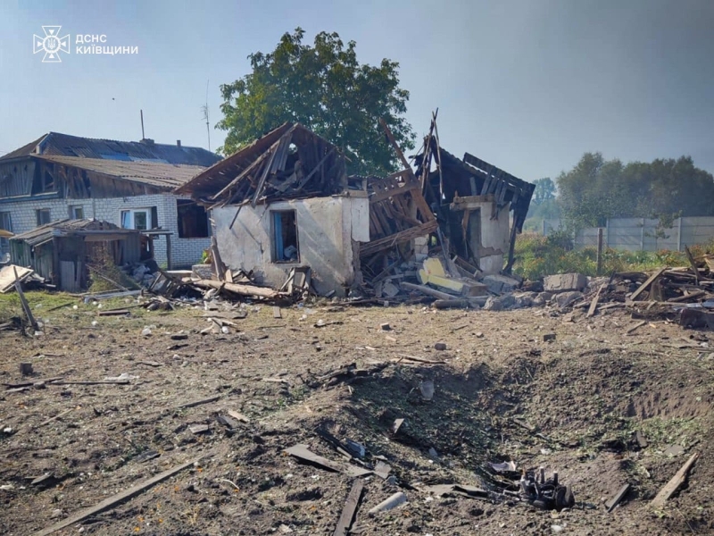 Обстріл Київщини: рятувальники показали наслідки ворожого удару (фото)