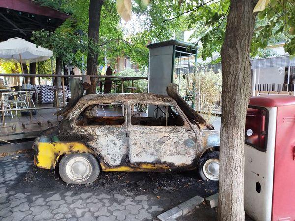 Біля кав’ярні у Кропивницькому згорів ретроавтомобіль. Ймовірною причиною пожежі власник називає підпал