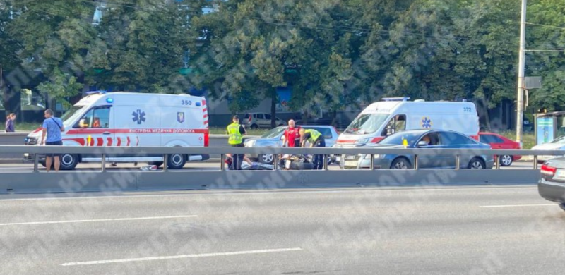 У столиці сталася смертельна ДТП, рух у напрямку центру ускладнений (відео)