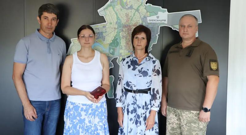 Дружині загиблого захисника з Кіровоградщини вручили його посмертний орден