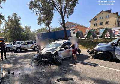 ДТП на Буковині: зіткнулися три автівки, рух ускладнено