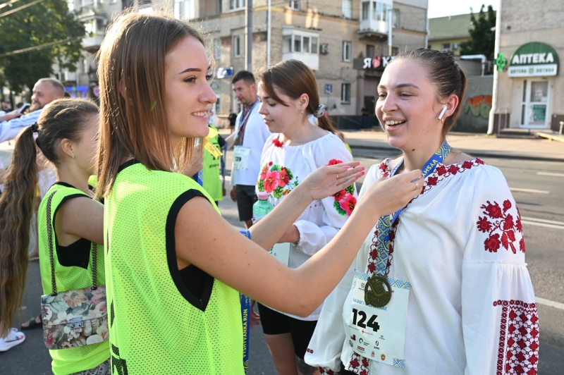 Дві сотні рівнян бігли у вишиванках