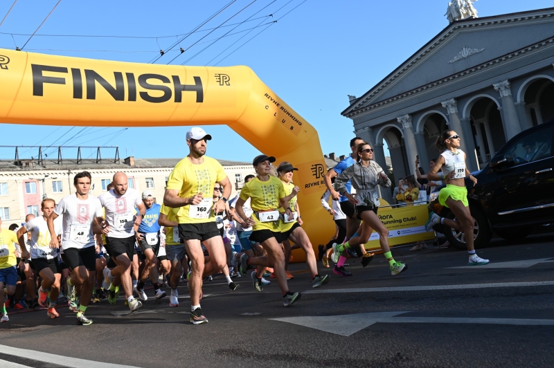 Дві сотні рівнян бігли у вишиванках