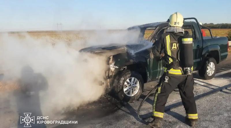 Горів легковий автомобіль на трасі в Кіровоградській області