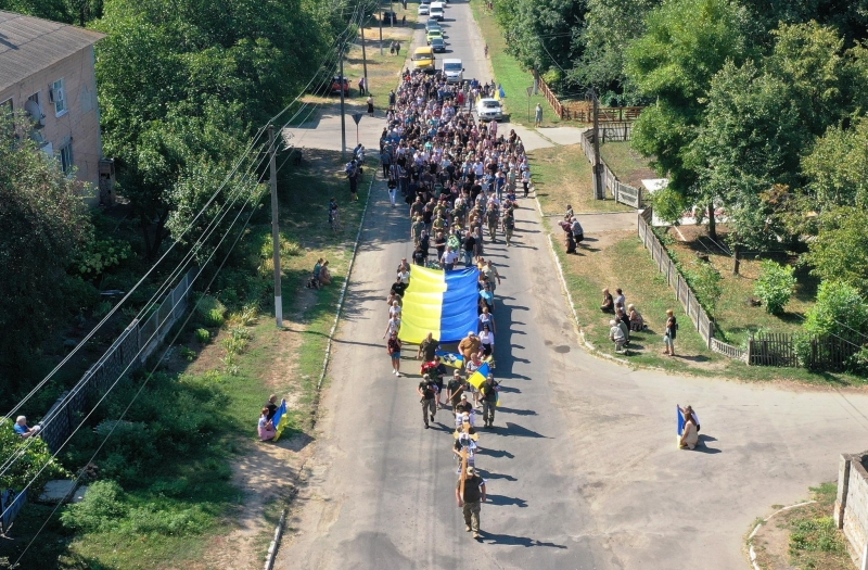 “Історик” та “Вічний революціонер”: у громаді на Кіровоградщині попрощалися із загиблим на війні Володимиром Івановим (ФОТО)