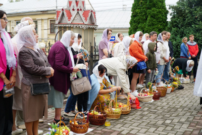 Яблучний Спас: у Чернівцях віряни освятили кошики з фруктами - фото та відео