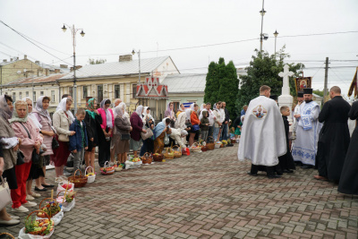 Яблучний Спас: у Чернівцях віряни освятили кошики з фруктами - фото та відео