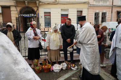 Яблучний Спас: у Чернівцях віряни освятили кошики з фруктами - фото та відео