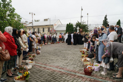 Яблучний Спас: у Чернівцях віряни освятили кошики з фруктами - фото та відео