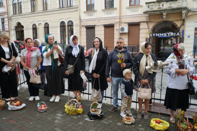 Яблучний Спас: у Чернівцях віряни освятили кошики з фруктами - фото та відео