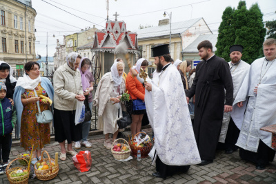 Яблучний Спас: у Чернівцях віряни освятили кошики з фруктами - фото та відео