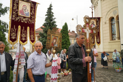 Яблучний Спас: у Чернівцях віряни освятили кошики з фруктами - фото та відео