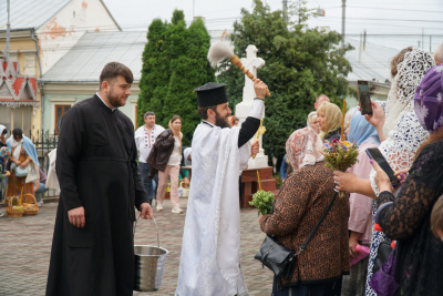 Яблучний Спас: у Чернівцях віряни освятили кошики з фруктами - фото та відео