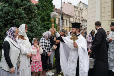 Яблучний Спас: у Чернівцях віряни освятили кошики з фруктами - фото та відео