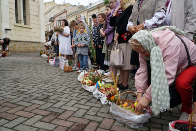 Яблучний Спас: у Чернівцях віряни освятили кошики з фруктами - фото та відео