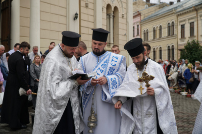 Яблучний Спас: у Чернівцях віряни освятили кошики з фруктами - фото та відео