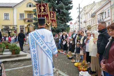 Яблучний Спас: у Чернівцях віряни освятили кошики з фруктами - фото та відео