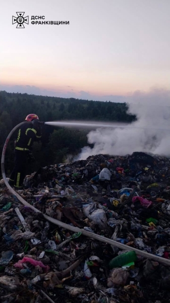 Під Франківськом всю ніч гасили пожежу на міському сміттєзвалищі (ФОТО З МІСЦЯ)