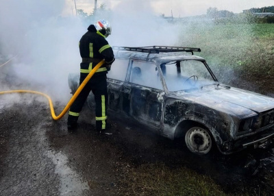 Побачив дим з-під капоту та викликав рятувальників: на Буковині загорілося авто