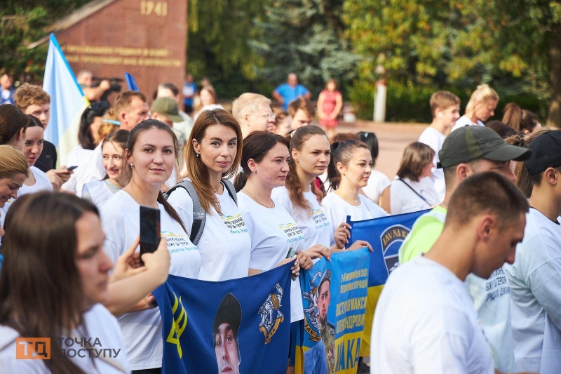 “Шаную воїнів, біжу за Героїв”: у Кропивницькому відбувся забіг у пам'ять про загиблих військових (ФОТОРЕПОРТАЖ)