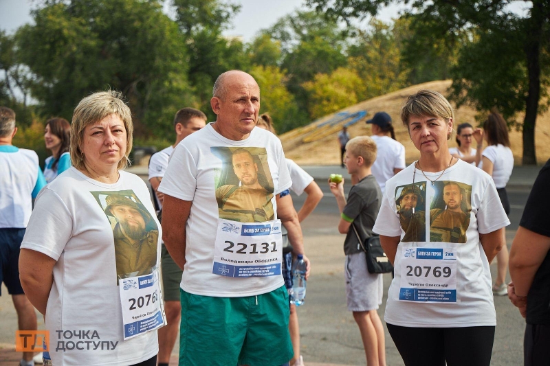 “Шаную воїнів, біжу за Героїв”: у Кропивницькому відбувся забіг у пам'ять про загиблих військових (ФОТОРЕПОРТАЖ)