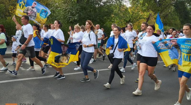 “Шаную воїнів, біжу за Героїв”: у Кропивницькому відбувся забіг у пам'ять про загиблих військових (ФОТОРЕПОРТАЖ)