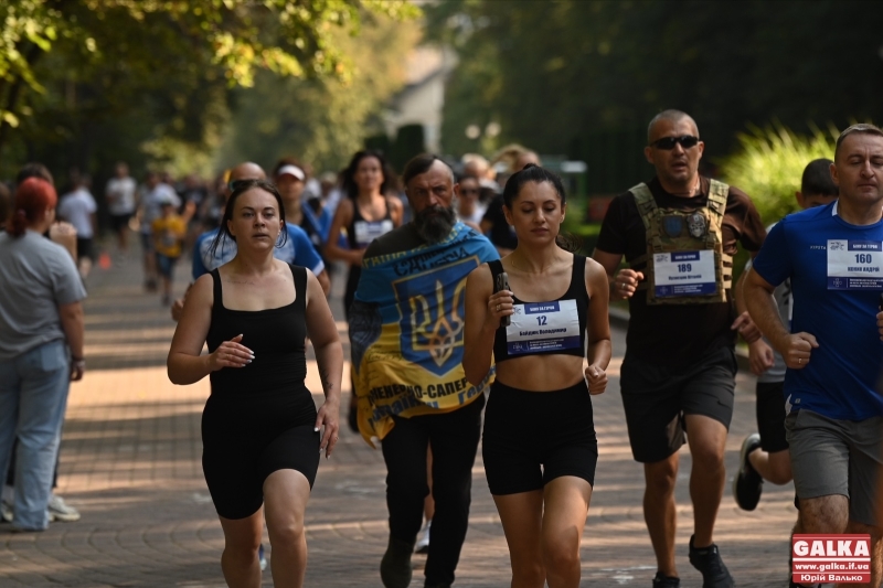 Шаную воїнів, біжу за Героїв України: сотні франківців взяли участь у всеукраїнській акції (ФОТО)