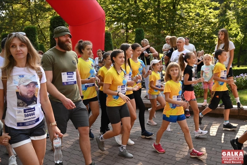 Шаную воїнів, біжу за Героїв України: сотні франківців взяли участь у всеукраїнській акції (ФОТО)