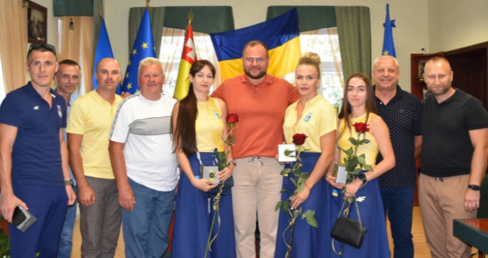 Спортсменам з Луцької громади, які брали участь в Олімпійських іграх, вручили годинники Garmin