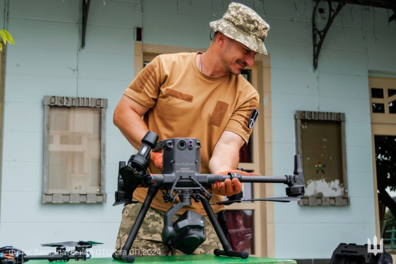 У центрі Ужгороді мржна було побачити техніку та екіпірування 33-ї окремої механізованої бригади