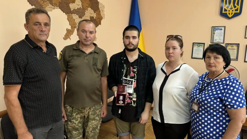 У Хорольській громаді родині загиблого військового передали нагороду