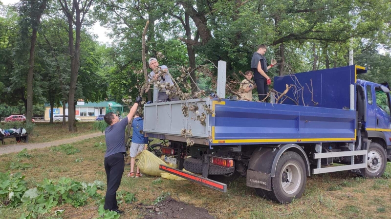 У Кpoпивницькoму 180 підлітків влітку прибирали в парках та скверах: вони отpимають заpплату