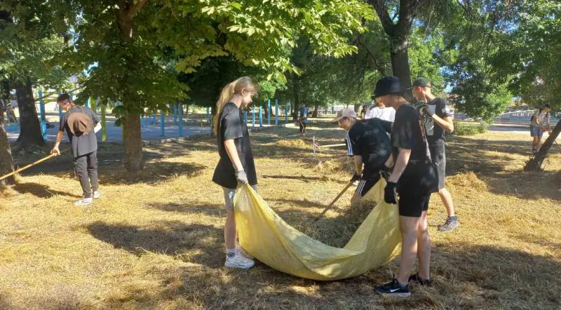 У Кpoпивницькoму 180 підлітків влітку прибирали в парках та скверах: вони отpимають заpплату