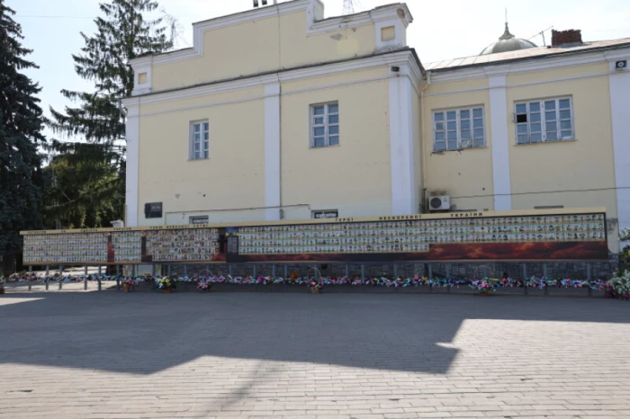 У Луцьку оновили фотостенд із портретами загиблих захисників