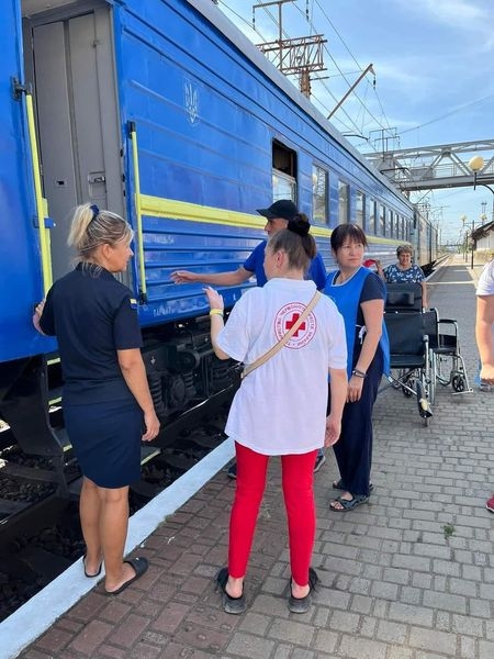 В Мукачево евакуаційним потягом із Покровська приїхали пів сотні дорослих та дітей
