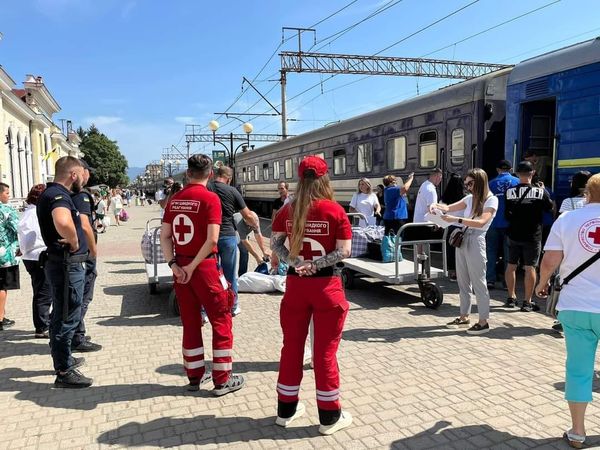 В Мукачево евакуаційним потягом із Покровська приїхали пів сотні дорослих та дітей
