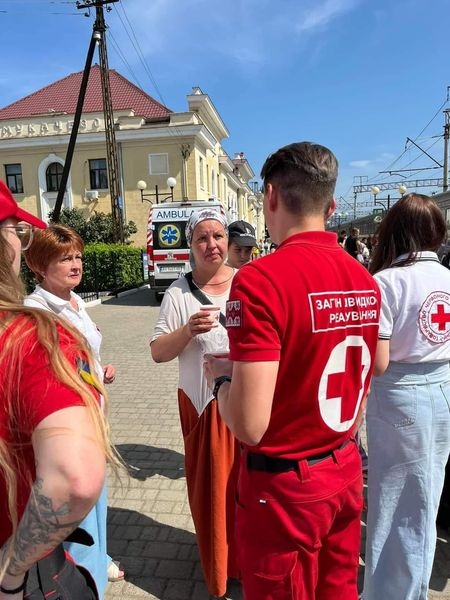 В Мукачево евакуаційним потягом із Покровська приїхали пів сотні дорослих та дітей
