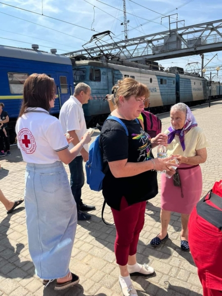 В Мукачево евакуаційним потягом із Покровська приїхали пів сотні дорослих та дітей
