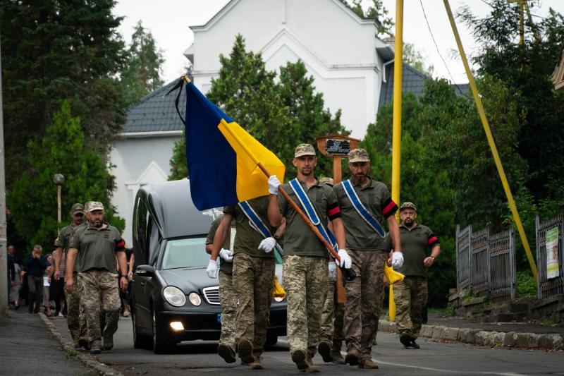 В Ужгороді сьогодні, 3 серпня, провели в останню земну дорогу 47-річного захисника Івана Дору