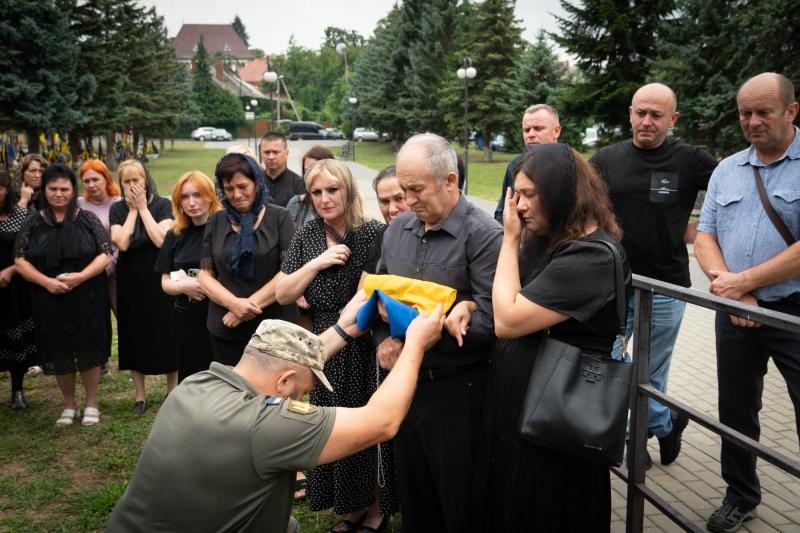 В Ужгороді сьогодні, 3 серпня, провели в останню земну дорогу 47-річного захисника Івана Дору