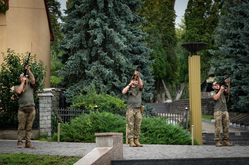 В Ужгороді сьогодні, 3 серпня, провели в останню земну дорогу 47-річного захисника Івана Дору