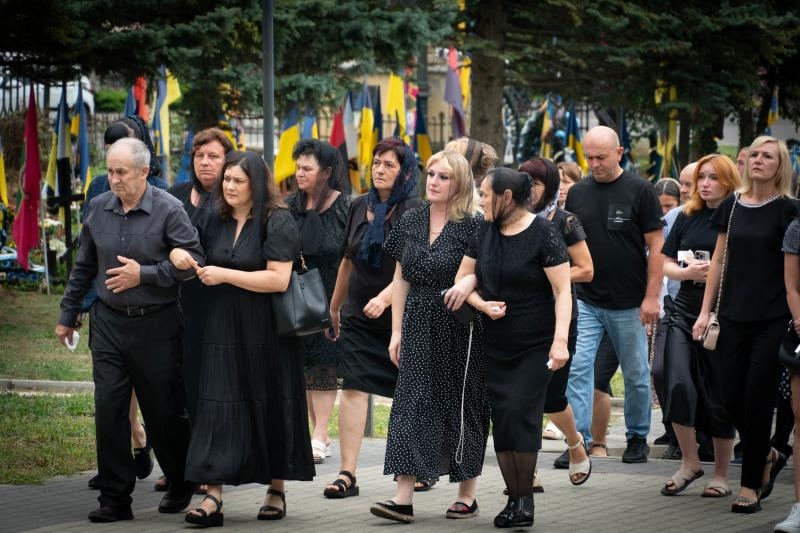 В Ужгороді сьогодні, 3 серпня, провели в останню земну дорогу 47-річного захисника Івана Дору